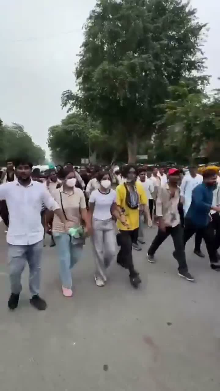 Cockroach Janta Party - क्रांति की गूँज दिल्ली में दस्तक दे चुकी हैं ...  और थोड़ी देर में सं...