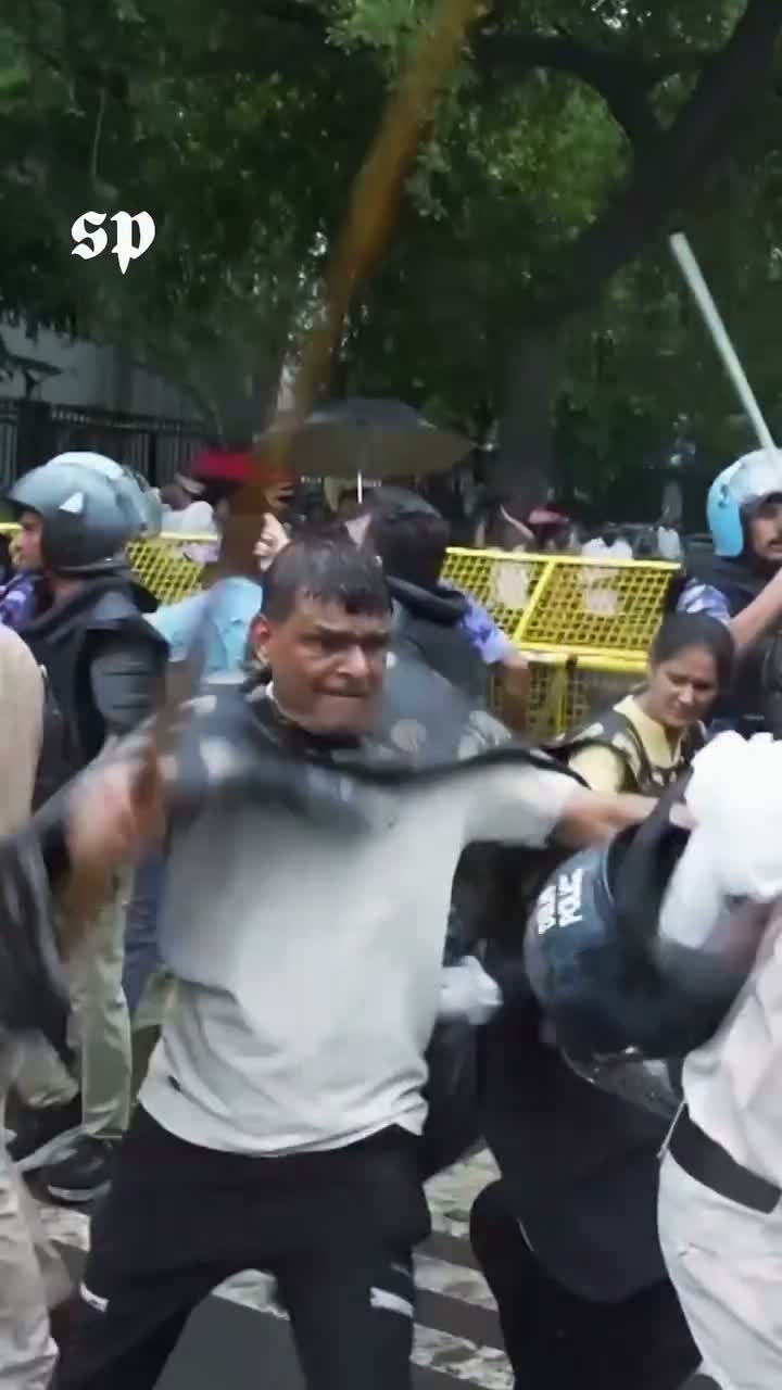 Baton charge and tear gas as protesters try to reach Parliament