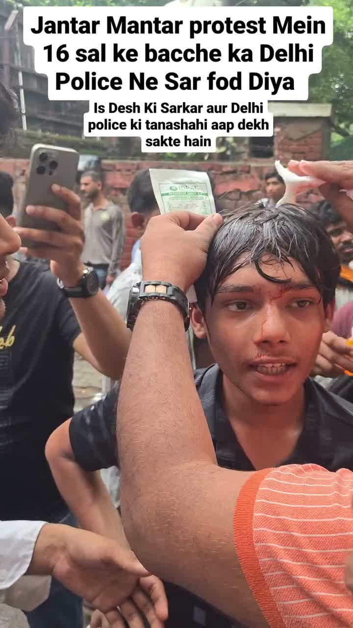 Caption alleges Delhi Police injured a 16-year-old at Jantar Mantar