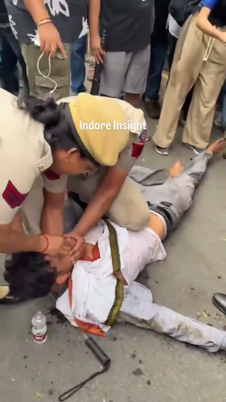 "Indore Insight" branded clip of the crowd